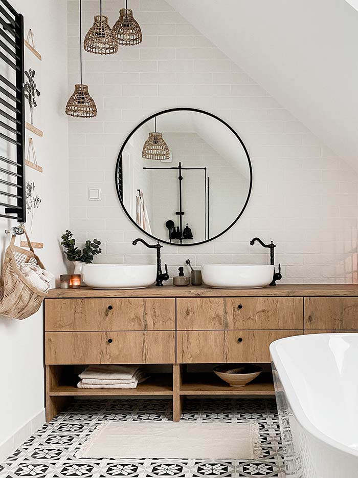 Lustro Scandi Slim czarne w łazience w skandynawskim stylu u @mieszkaniemarzen / instagram