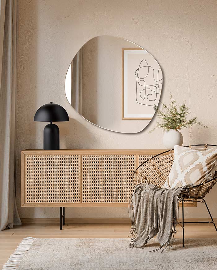 Lustro Roco Wide zawieszone nad komodą z wiedeńską plecionką w przytulnym beżowym salonie, GieraDesign