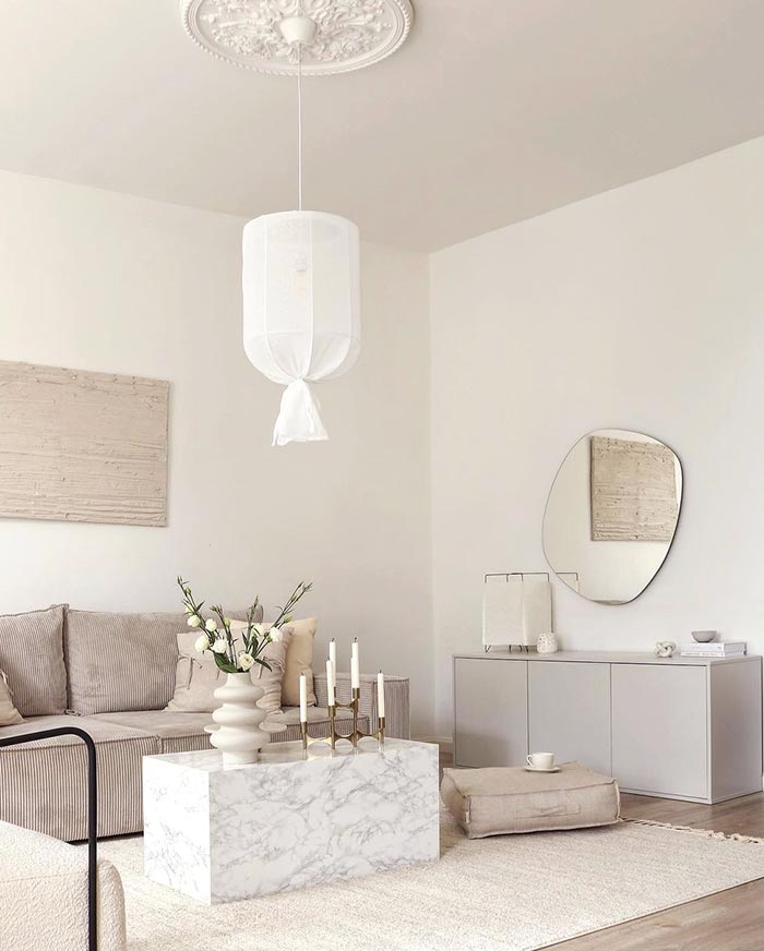 Lustro Roco Wide zawieszone nad komodą w jasnym, przytulnym salonie @thebirthoflove/ instagram