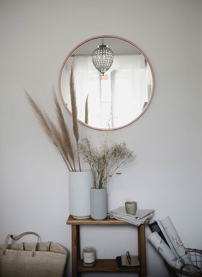 Lustro Scandi Slim miedziane w przytulnej eklektycznej sypialni @lunaa80 /instagram