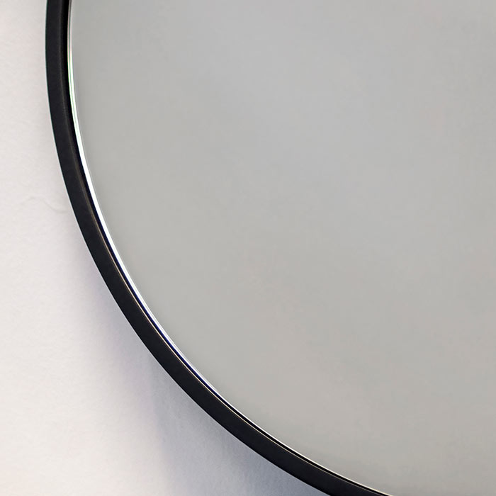 Czarna rama lustra Scandi Slim ma 10 mm szerokości, GieraDesign