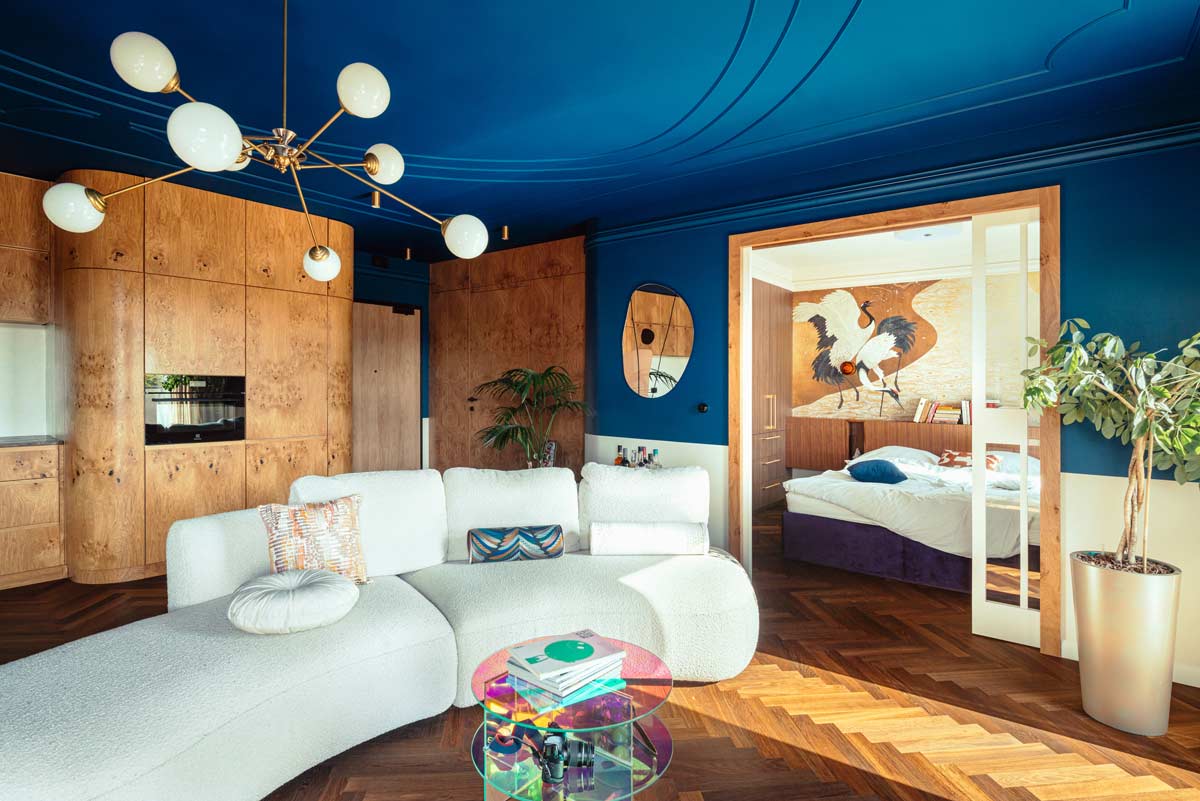 Lustro Plama no.2 Lea w eklektycznym salonie z kobaltowym sufitem, projekt wnętrza: Anna Jurasz Stellar Studio, fot. Fot. Hanna Połczyńska / www.kroniki.studio