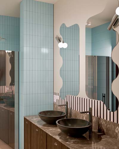 Dwa falowane lustra Falala w łazience, @dzikie_studio_wroclaw