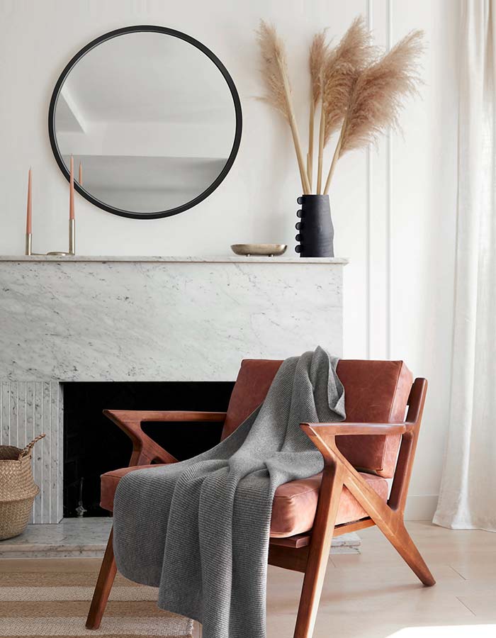 Lustro Scandi nad kominkiem we wnętrzu modern classic